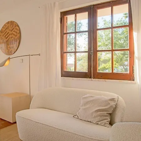 Relax In Style - Prime Spot With Garden & Natural Pool