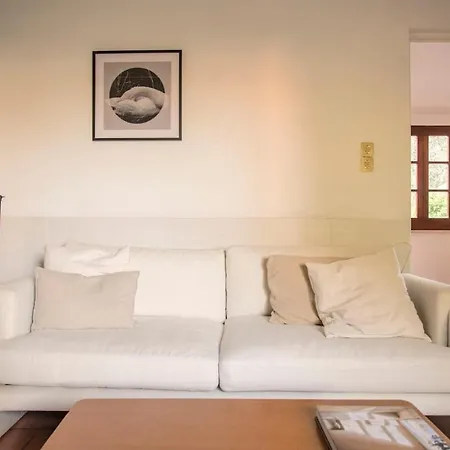 Relax In Style - Prime Spot With Garden & Natural Pool *
