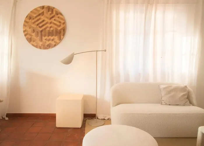 Relax In Style - Prime Spot With Garden & Natural Pool