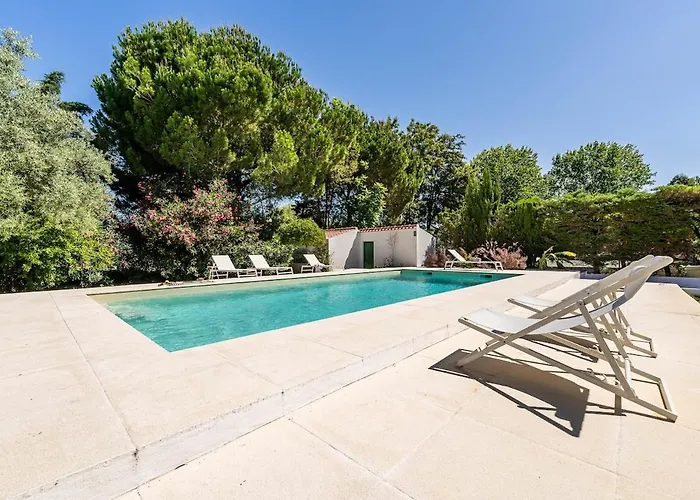 Relax In Style - Prime Spot With Garden & Natural Pool *